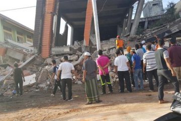 Bangunan tribun selatan Stadion Barombong roboh