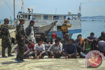 TNI AL selamatkan 33 TKI ilegal yang hanyut setelah kapal bocor