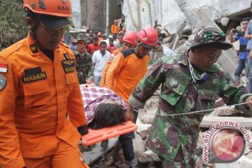 Korban Gempa Terjepit Reruntuhan