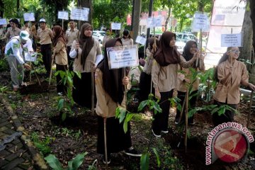 Komunitas Gerakan Tanam Pohon ingin hijaukan kembali Bogor