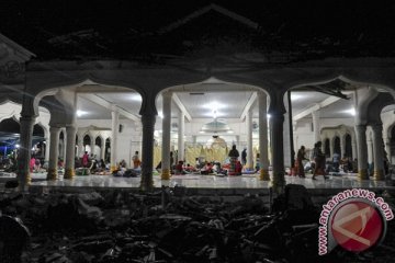 Relawan bagikan kelengkapan ibadah korban gempa Aceh