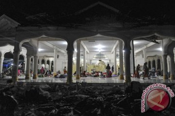 Korban gempa Aceh mengungsi di kompleks pemakaman Syafi'i