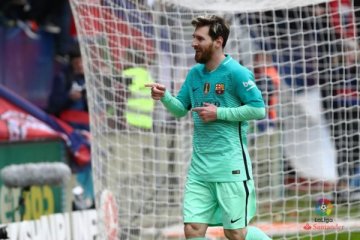 Spesialis tendangan bebas Messi bawa Barca masuk delapan besar