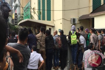 Wartawan dan massa berjejalan di depan gedung sidang Ahok