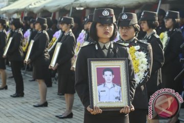 Satu korban kecelakaan pesawat Polri dimakamkan di NTT