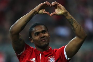 Douglas Costa antar Muenchen ke puncak klasemen