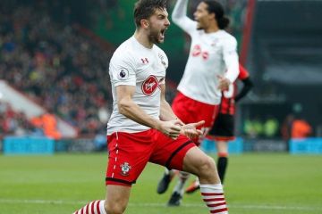 Bek Southampton Stephens teken kontrak baru lima tahun