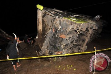 Bus terbalik di sawah, delapan tewas