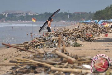 Thailand berusaha bersihkan sampah sepanjang 1 km di laut