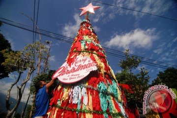 GKJ Purwokerto buat pohon natal dari 600 sapu lidi