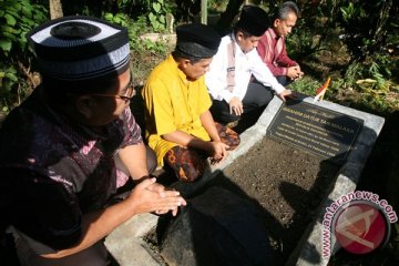 Keluarga Tan Malaka gelar prosesi penobatan di makam Kediri