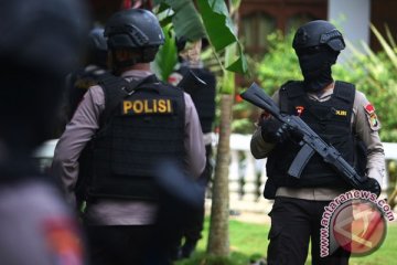 Saksi: polisi bawa tiga orang dalam penggerebekan teroris di Tangerang