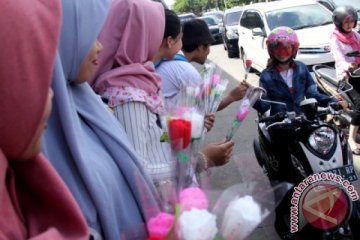 BAGIKAN BUNGA PERINGATI HARI IBU