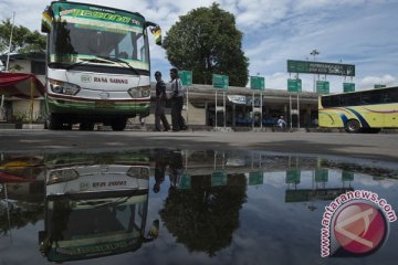 Bus Trans Semarang tabrak warung dekat Unnes