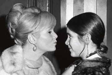 Bintang bertaburan di pemakaman Debbie Reynolds dan Carrie Fisher