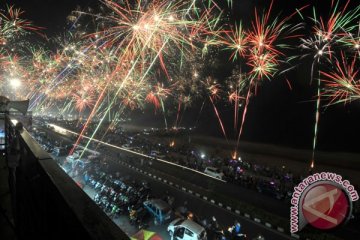 Pesta kembang api semarakkan Natal di Ambon