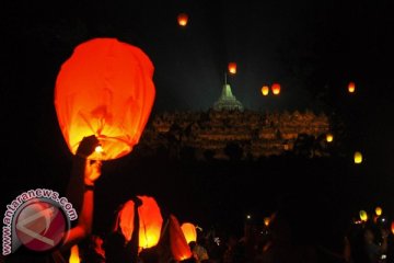 Lampion harapan baik Tahun Baru 2017 di langit Borobudur