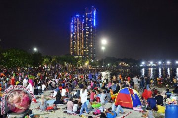 Tim kebersihan Ancol bergerak usai perayaan Tahun Baru 2017