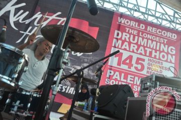 Pemecahan rekor gebuk drum 145 jam