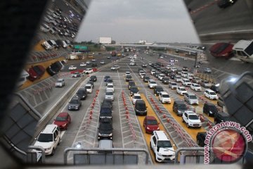 Macet luar biasa di Tol Jagorawi mungkin baru terurai tengah malam ini