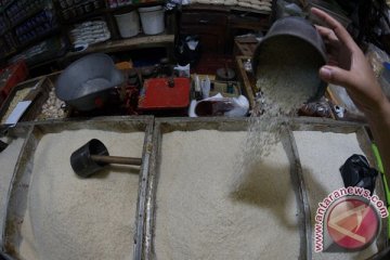 ANTARA doeloe : Tukang beras main sunglap, 55 liter jadi 29 liter