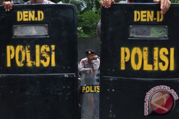 Polisi berjaga-jaga di Mabes Polri, demonstran mulai berdatangan