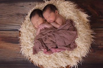 Dua pasang anak kembar lahir pada tahun berbeda