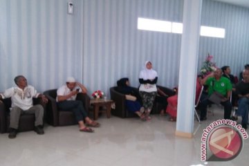 Keluarga korban KM Zahro: menunggu dalam harap