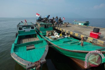 Puluhan kapal nelayan rusak diterjang gelombang pasang