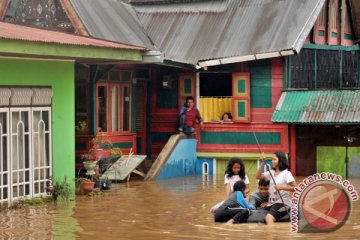 Banjir Solok Selatan bertambah tinggi