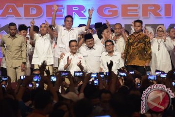 Prabowo nyanyi dan joget bersama Anies - Sandi