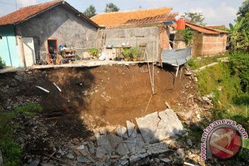 Longsor di Sukabumi rusak rumah dan tambak ikan