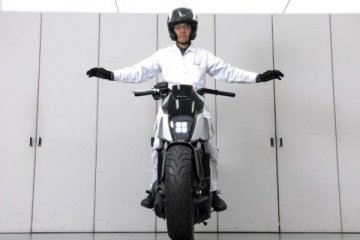 Honda pamerkan motor yang bisa berkendara sendiri