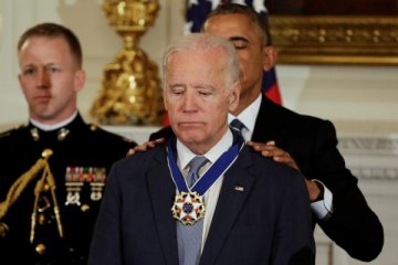 Obama kejutkan Wakil Presiden Biden dengan medali