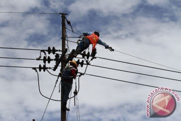 Pekerja PLN Karawang tergelantung di tiang listrik