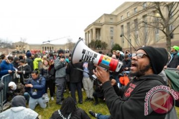 Pengunjuk rasa anti-Trump blokir beberapa pintu masuk pelantikan