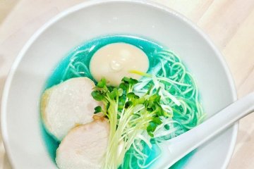 Restoran Tokyo sajikan ramen dengan kuah biru