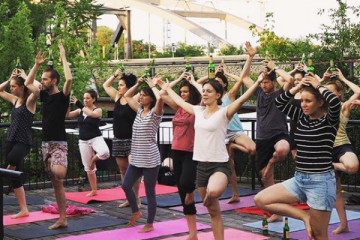 Aneh, yoga sambil nge-bir sedang populer