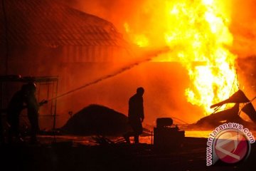Gudang penyimpanan limbah pabrik sepatu terbakar