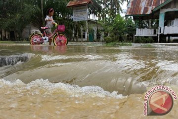 Gedung sekolah ambruk diterjang banjir Bondowoso