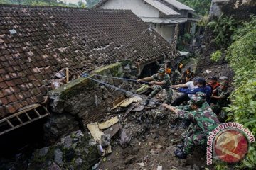 Empat rumah rusak diterjang longsor di Lebak