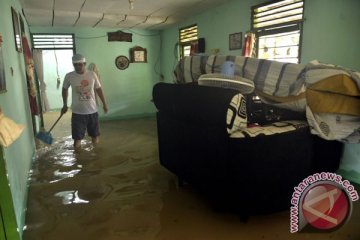 Hujan deras membuat tiga kelurahan di Manado banjir