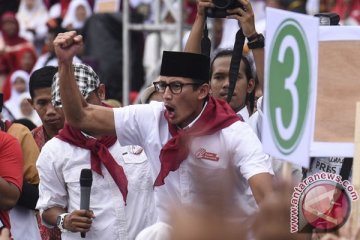 Pedagang ini nangis dan curhat memeluk Sandiaga