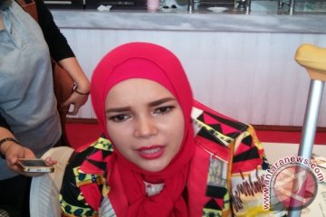 Dewi Sandra siap umroh walau didera cedera