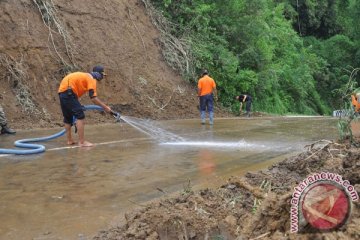 Akses jalan desa di Mamuju Tengah tertutup longsor