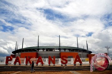 Puncak antrean masuk Stadion Pakansari memadat