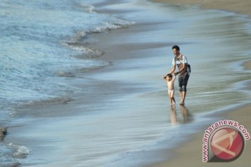 Dua monumen di Pantai Padang favorit wisatawan