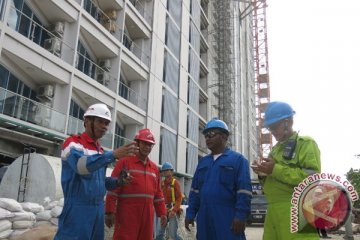 Pertamina bantu bersihkan ceceran minyak sekitar pantai