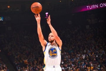 Curry cetak 39 poin, Warriors bekap Hornets 126-111