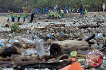 Ribuan relawan bersihkan pantai Kuta jelang pertemuan tahunan IMF-WB